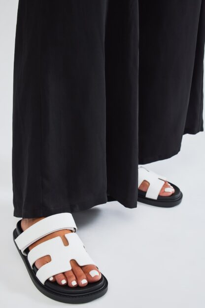 Sandalias Planas Multi-Tiras en Khaki - Image 26