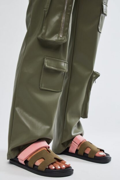 Sandalias Planas Multi-Tiras en Khaki - Image 15