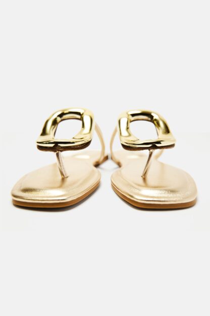 Sandalias Planas Doradas con Detalle Metálico - Image 9