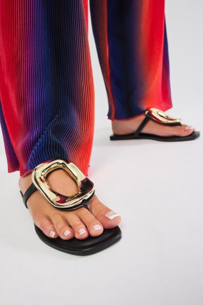 Sandalias Planas Doradas con Detalle Metálico - Image 4