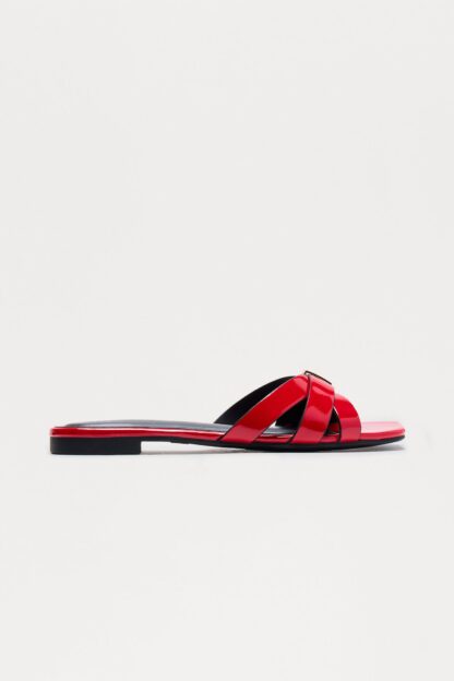 Sandalias Planas de Charol con Detalle Metálico - Image 17