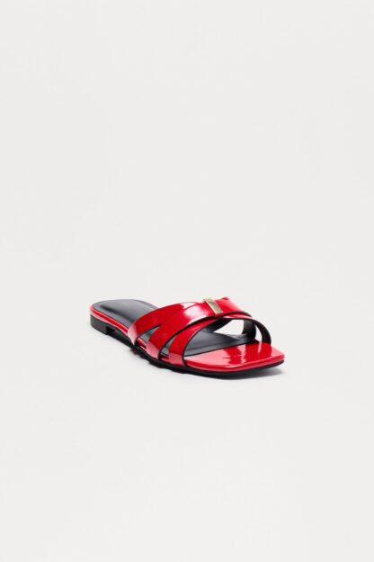 Sandalias Planas de Charol con Detalle Metálico - Image 15