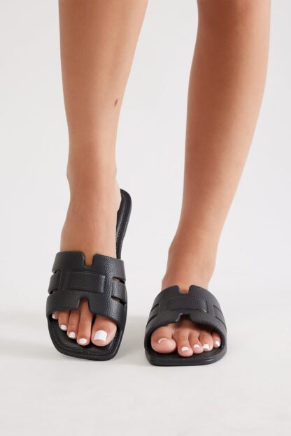 Sandalias Planas de Diseño Cuadrado en Negro - Image 2