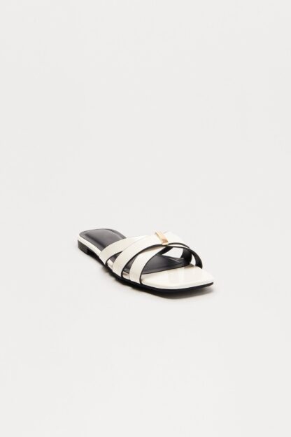 Sandalias Planas de Charol con Detalle Metálico - Image 6