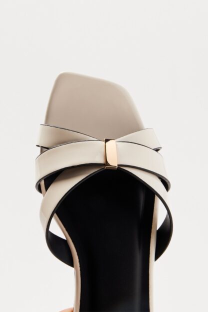 Sandalias Planas de Charol con Detalle Metálico - Image 7