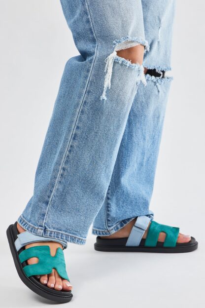 Sandalias Planas Multi-Tiras en Khaki - Image 11