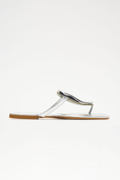 Sandalias Planas Doradas con Detalle Metálico - Image 16