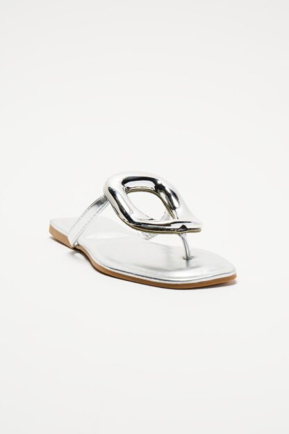 Sandalias Planas Doradas con Detalle Metálico - Image 15
