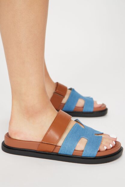 Sandalias Planas Multi-Tiras en Khaki - Image 6