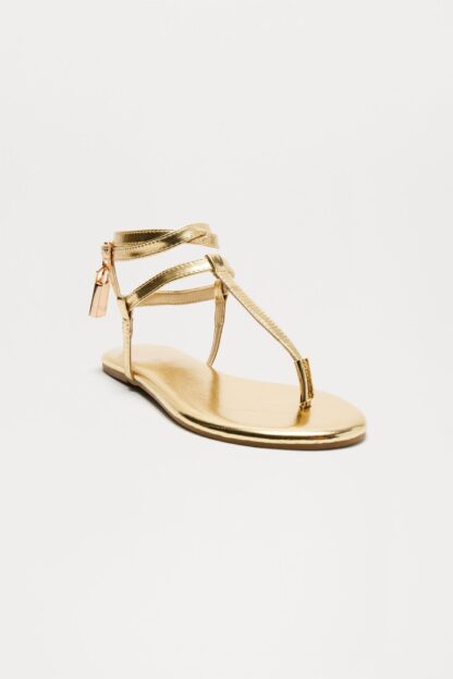 Sandalias Planas Doradas con Detalle de Candado Metálico - Image 12