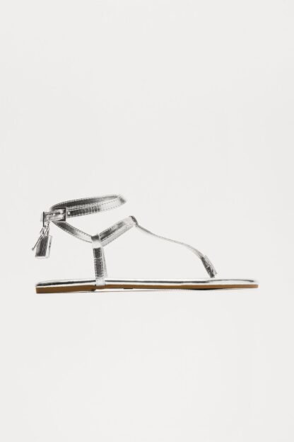 Sandalias Planas Doradas con Detalle de Candado Metálico - Image 13