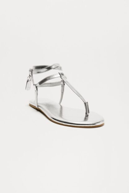 Sandalias Planas Doradas con Detalle de Candado Metálico - Image 16