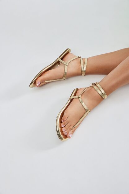 Sandalias Planas Doradas con Detalle de Candado Metálico - Image 10