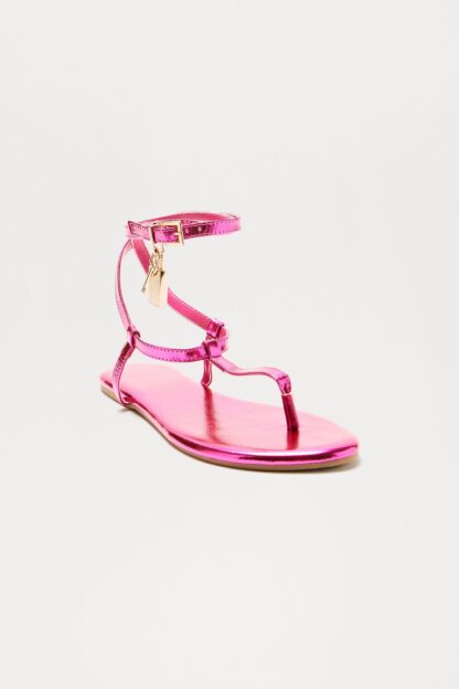 Sandalias Planas Doradas con Detalle de Candado Metálico - Image 7