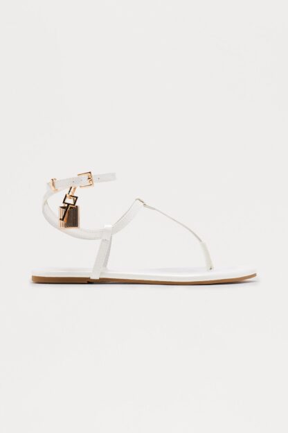 Sandalias Planas Doradas con Detalle de Candado Metálico - Image 17