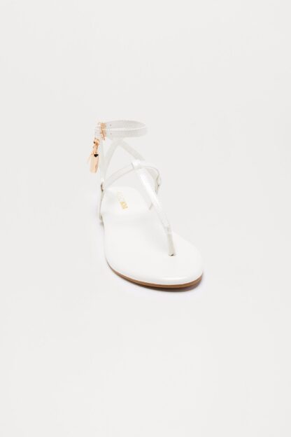 Sandalias Planas Doradas con Detalle de Candado Metálico - Image 19